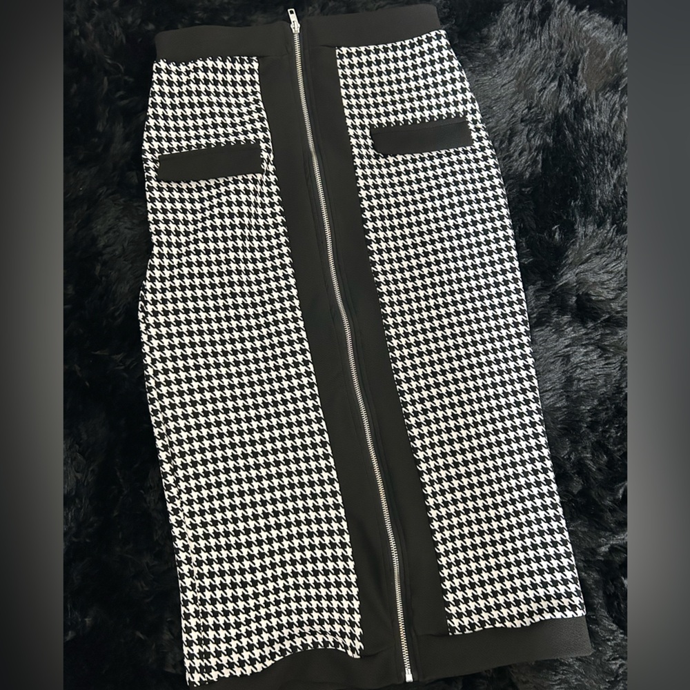Size M Front zipper midi pencil skirt, gently used/ elastic waistband.